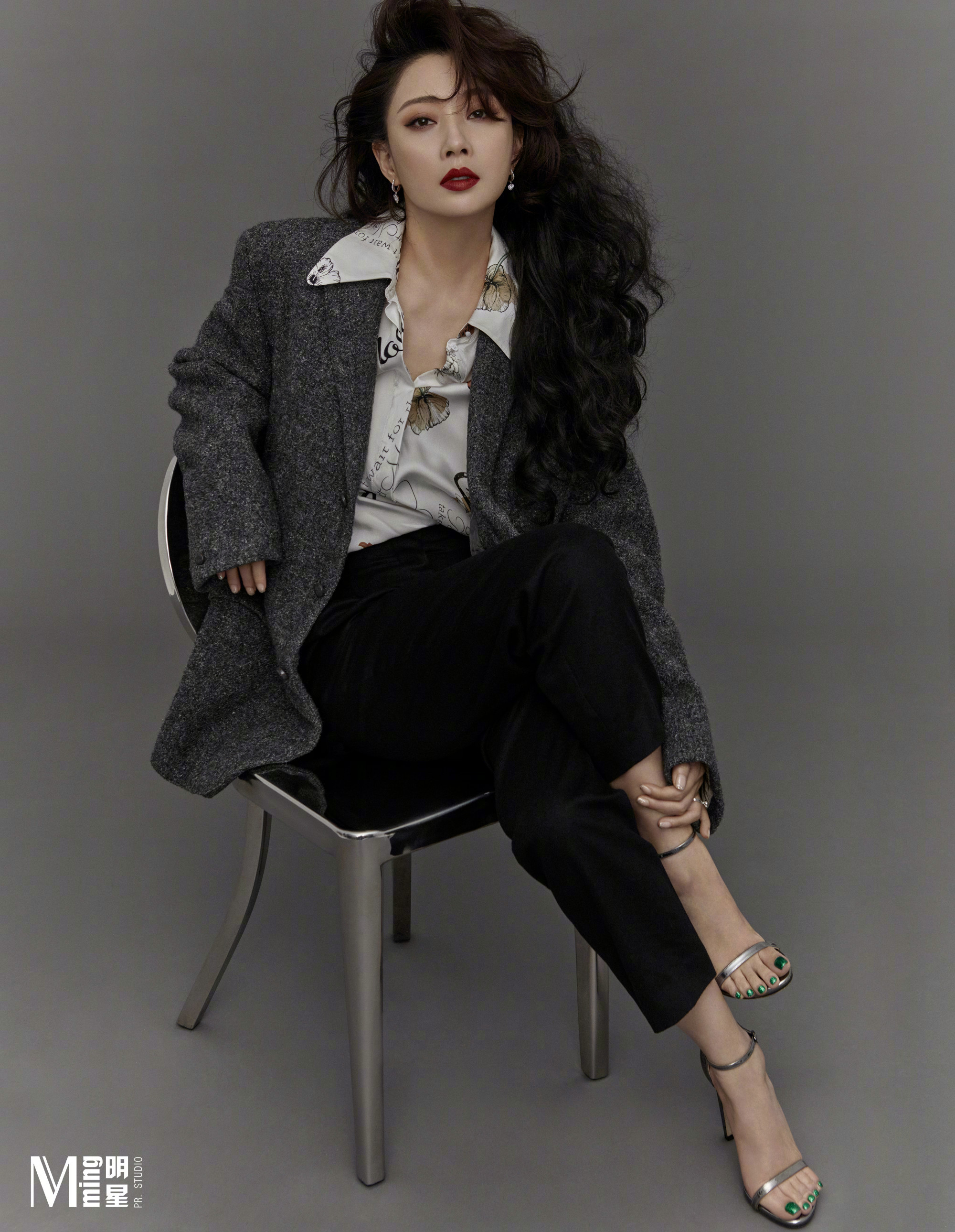 殷桃 最新封面大片释出,黑色v领阔腿裤搭配复古长