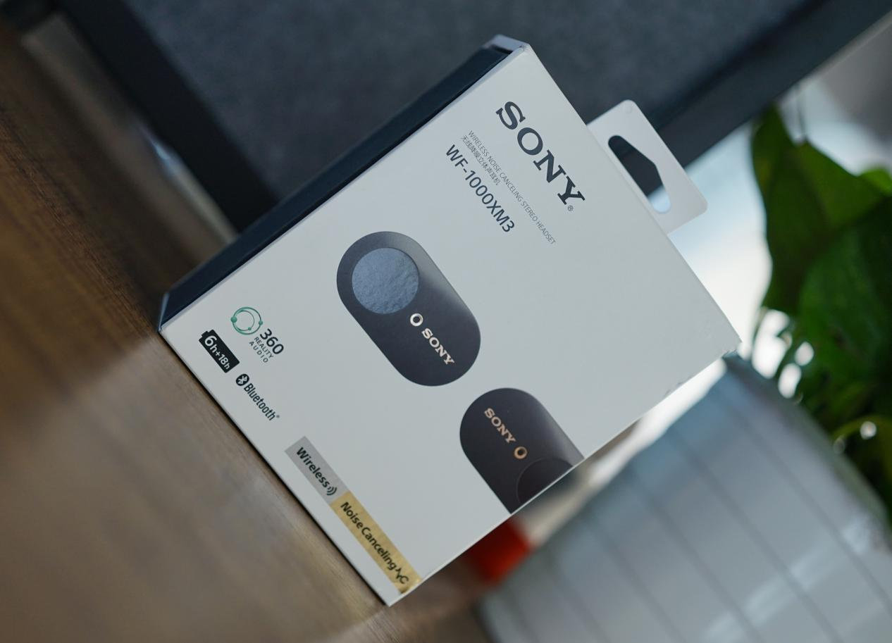 索尼wf-1000xm3包装采用白色抽拉式挂吊设计,这也是欧美地区商超典型