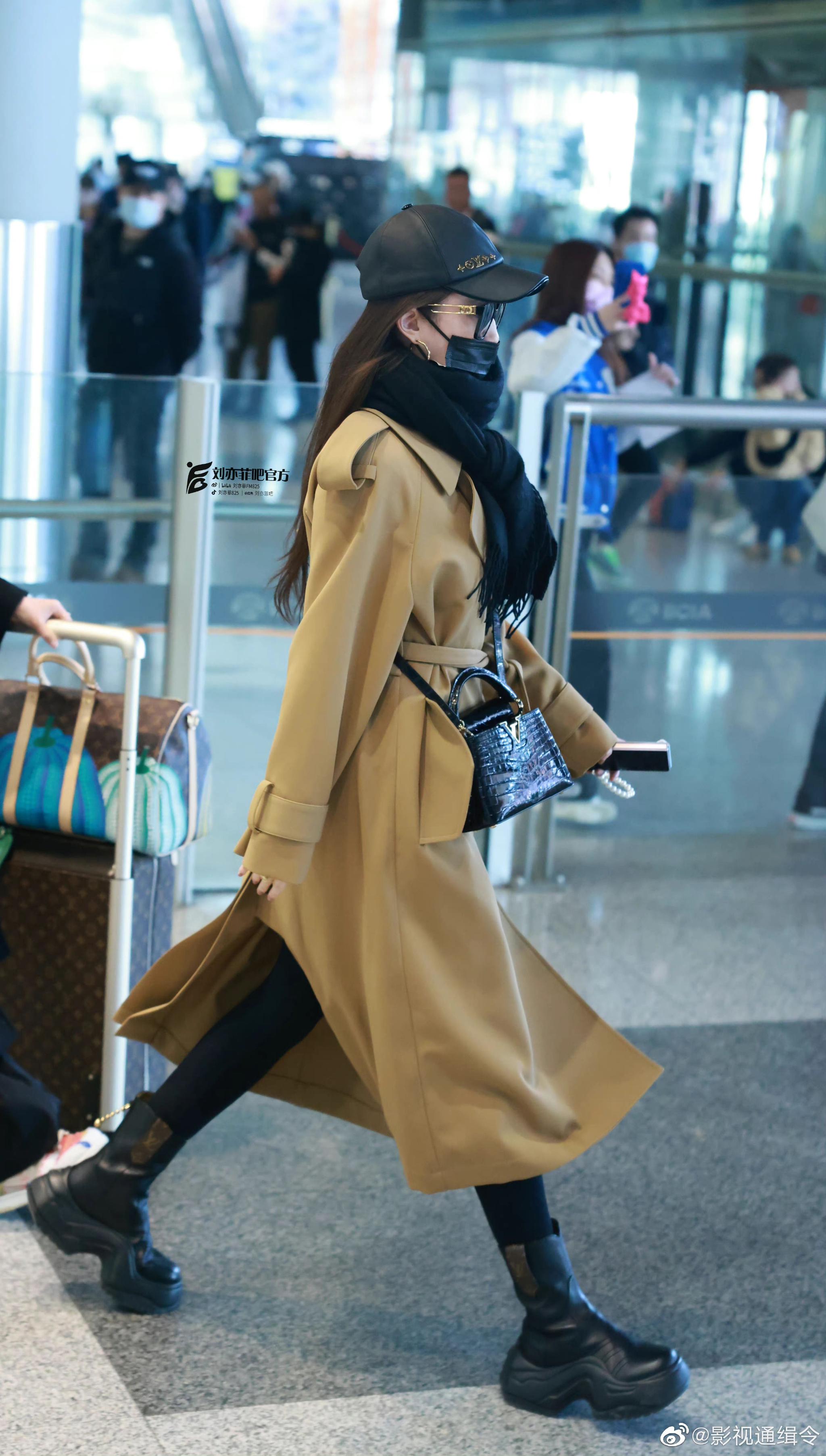 刘亦菲回国机场路透来了!神仙姐姐走路带风,美女好好休息__财经头条