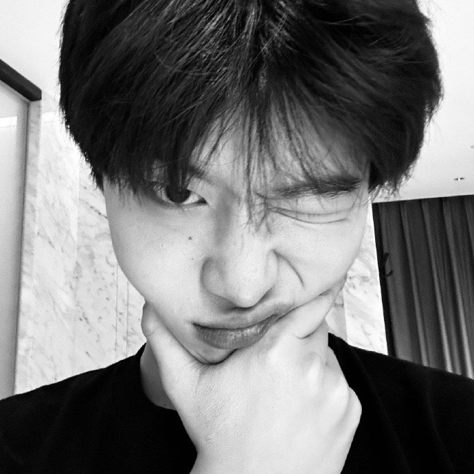 范丞丞二月二抬个头wink自拍～ 好可爱啊范丞丞!