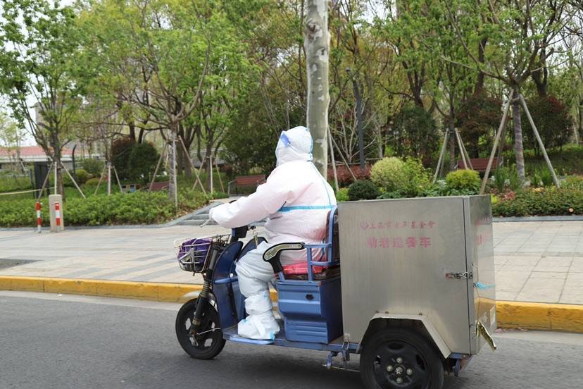浦西核酸筛查首日，为老助餐的盒饭热乎乎地在马路上“奔跑”休闲区蓝鸢梦想 - Www.slyday.coM