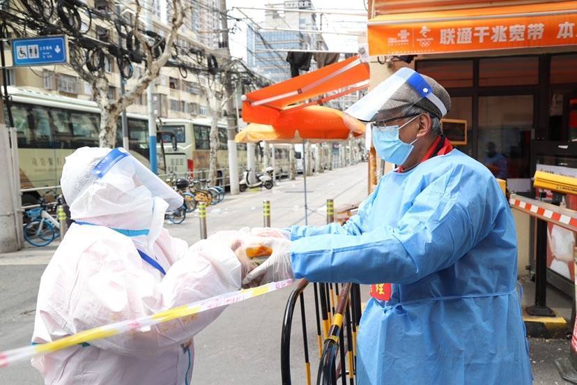 浦西核酸筛查首日，为老助餐的盒饭热乎乎地在马路上“奔跑”休闲区蓝鸢梦想 - Www.slyday.coM