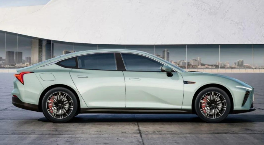 年轻用户的新选择，哪吒S对比极狐阿尔法T