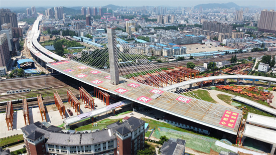 河南信阳近2万吨斜拉桥跨京广成功转体