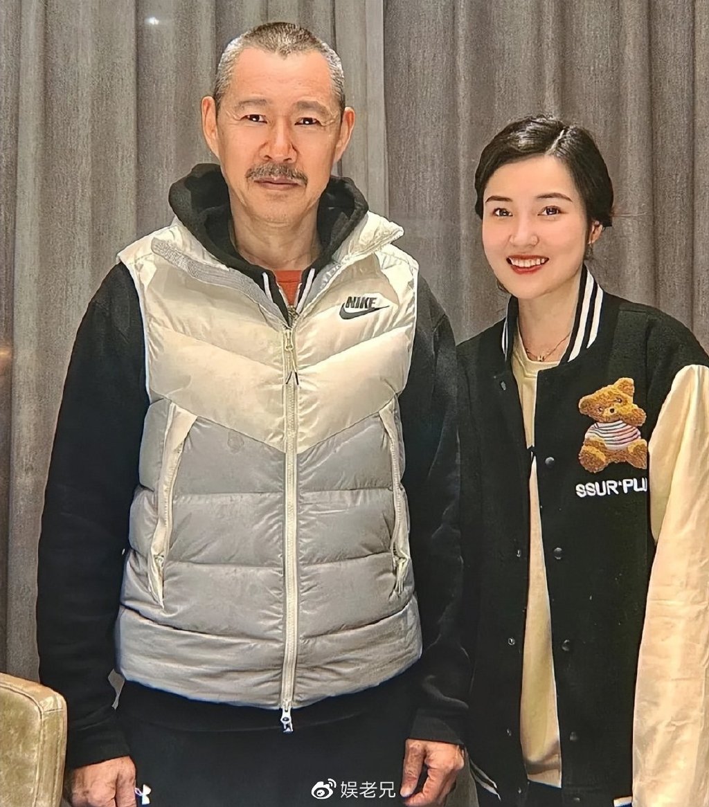 66岁张丰毅状态好,折服评弹女艺人,前妻吕丽萍却在美国捡垃圾!