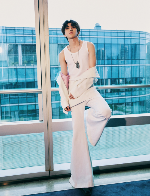 蔡徐坤身材简直绝了穿上白色背心秀肌肉粉丝看了都心动