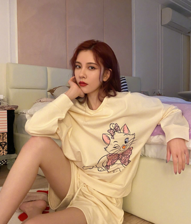 张一山前女友宋妍霏被嘲没演技后放飞自我卫衣甜美减龄