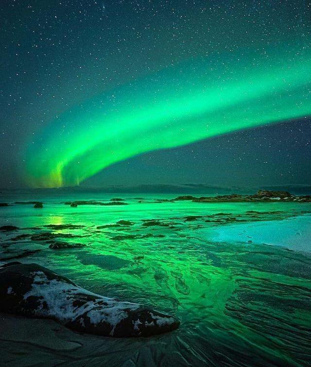 青藏高原现神秘天象,彩色光柱蔚然高悬于夜空,知道怎么形成的吗