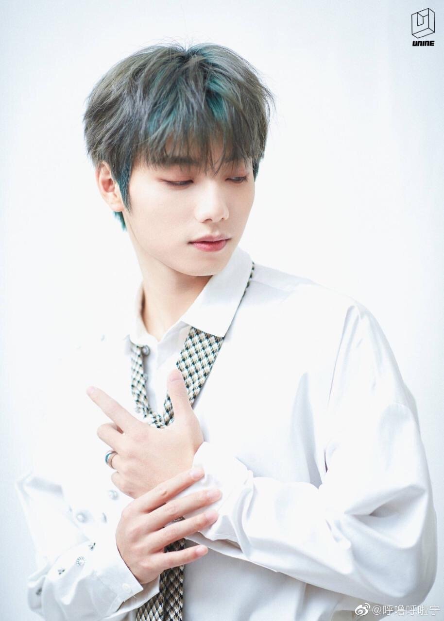 深深这侧颜和喉结,是真的太鲨我了!@unine_李振宁