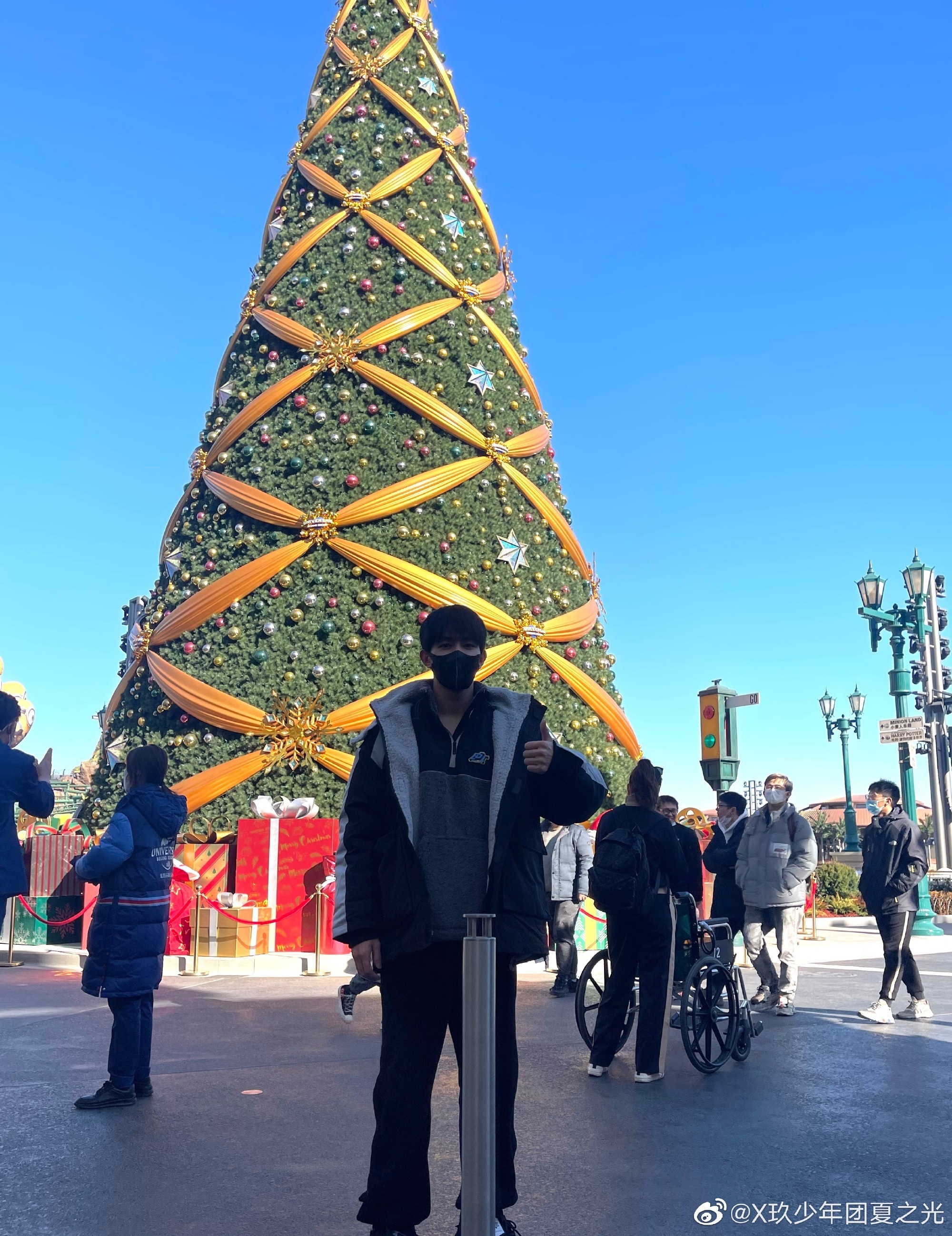 夏之光分享环球影城plog,自拍风景照都好绝,帅哥玩的开心啊!