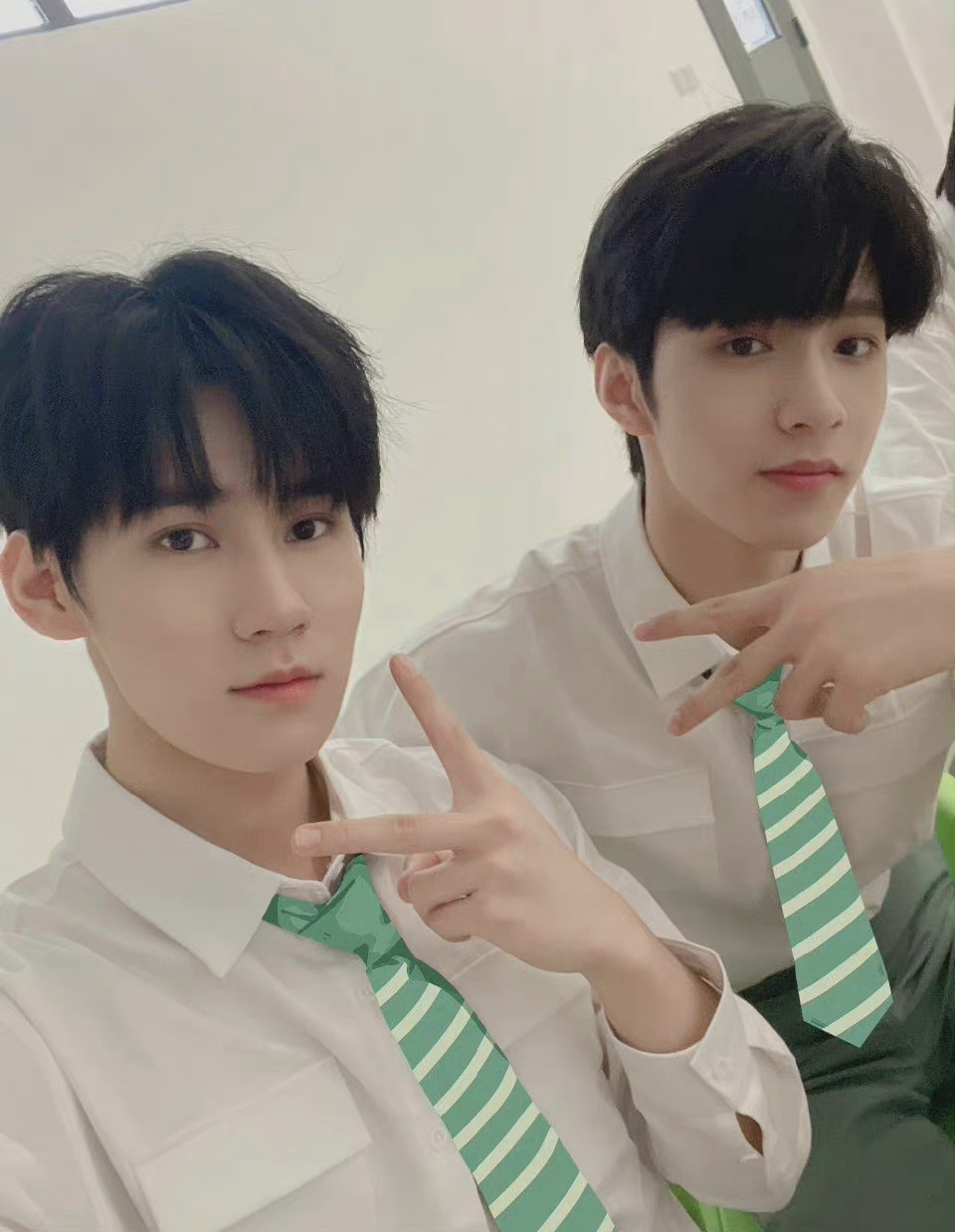 张真源晒合照为刘耀文庆生 放心冲,要多喝牛奶,再长高高!__财经头条