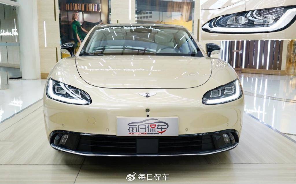 采用电动车风格的封闭式前脸,车鼻圆滑,前置摄像头位于中央.