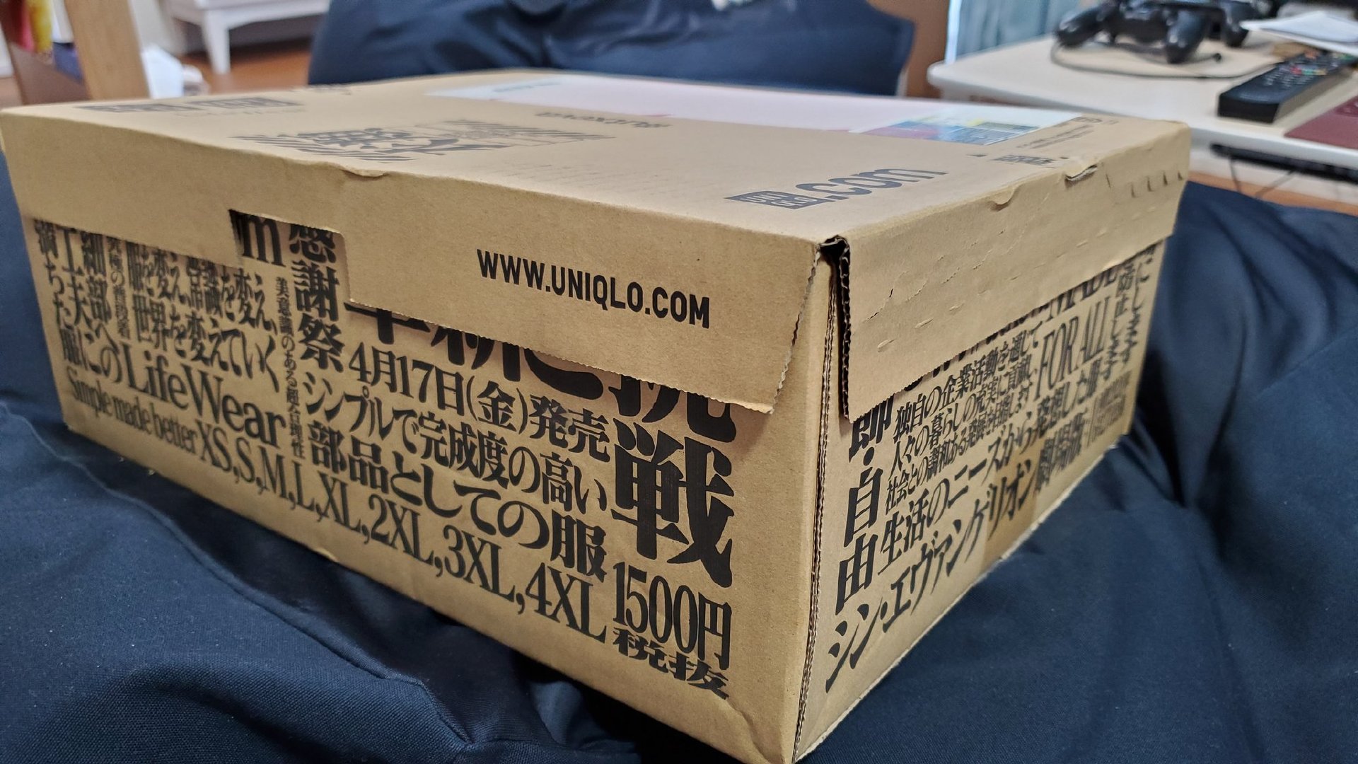 日本网友们纷纷晒出了优衣库 x eva 合作ut的配送纸箱国内没有