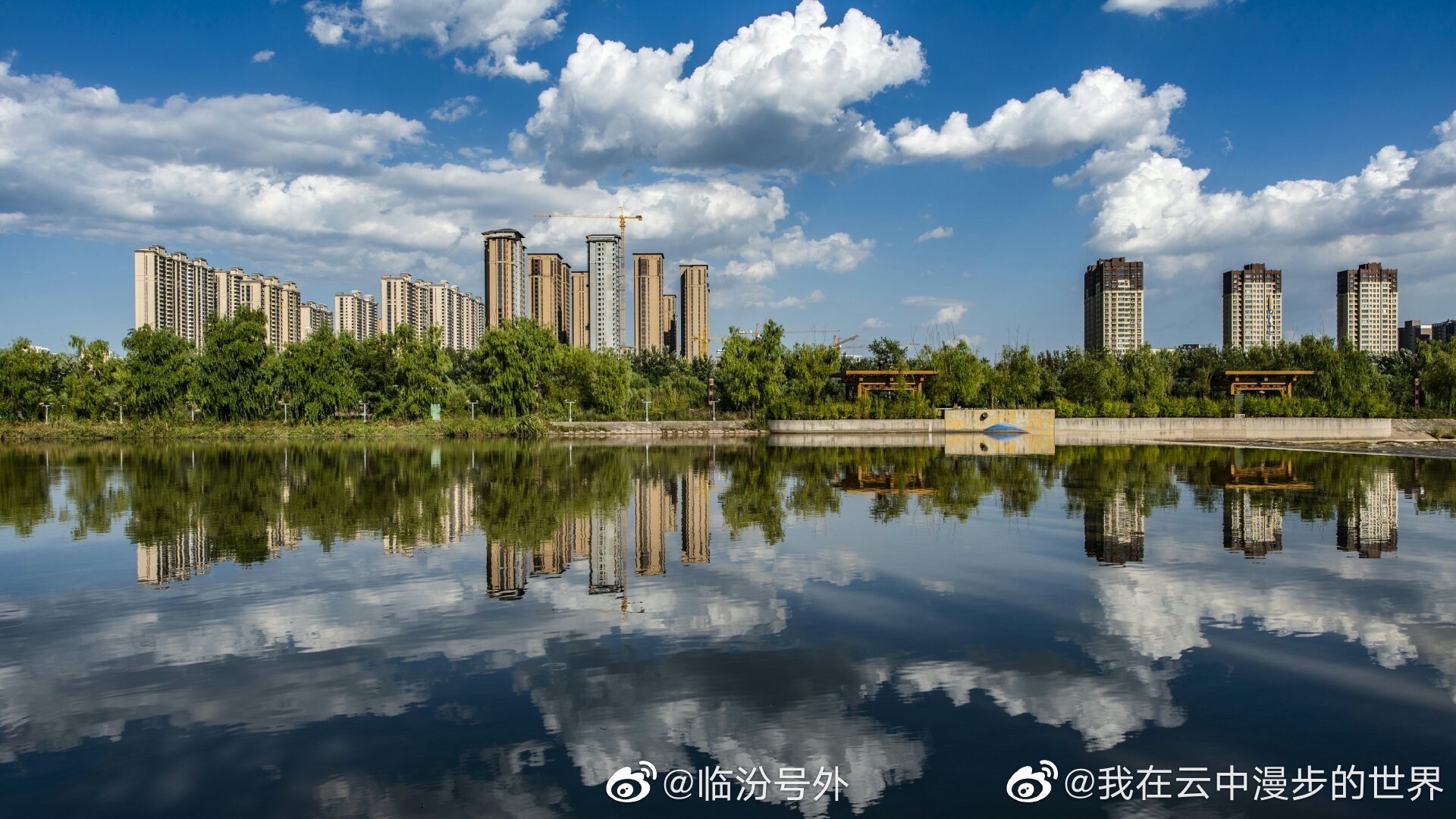 秋天的临汾汾河公园美景如画.