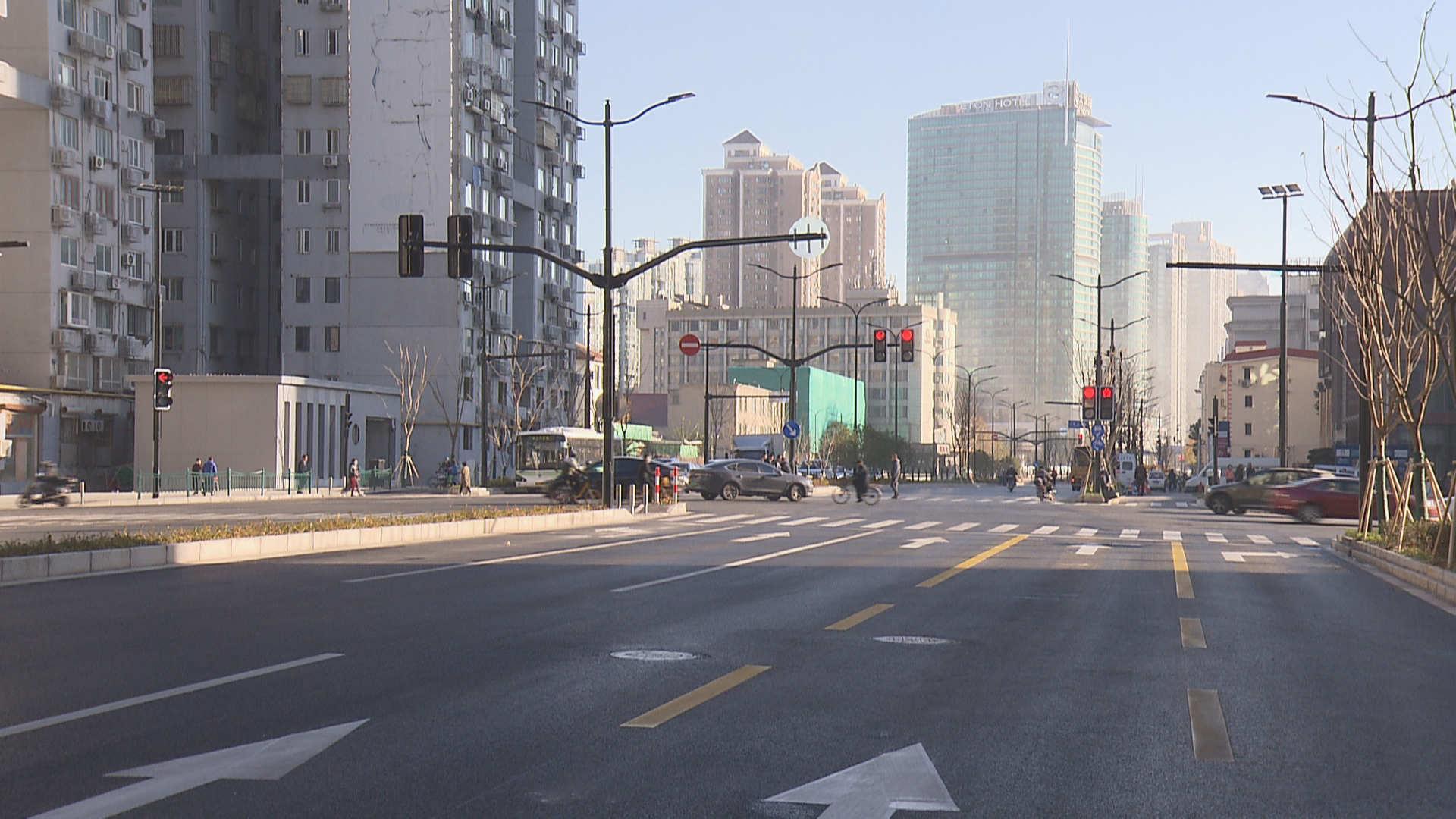 浦东大道公交车回归市民纷纷来打样