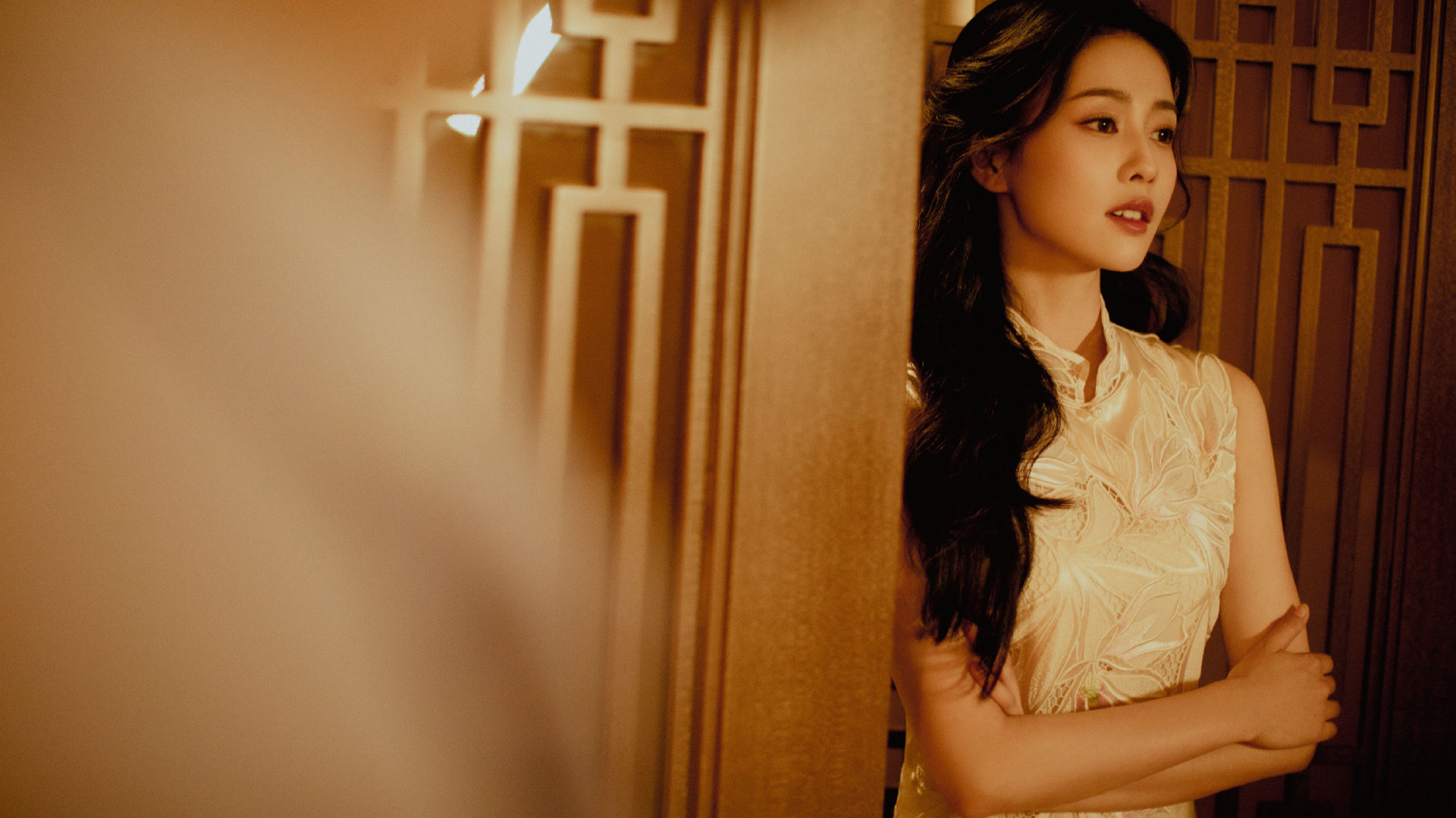 白鹿跨年晚会造型图 身穿白色无袖刺绣旗袍造型……__财经头条