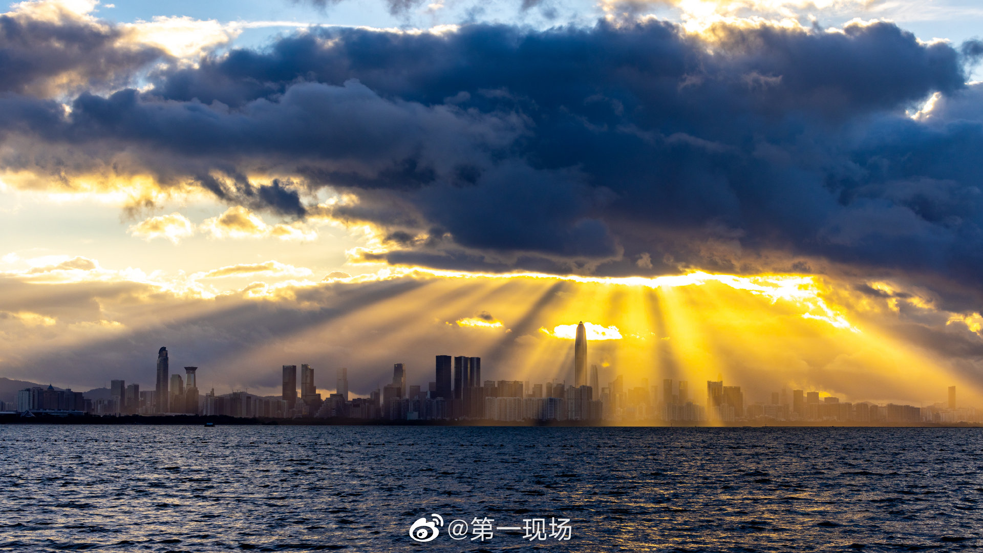 近日深圳天空出现了丁达尔现象一缕缕阳光撒向大地