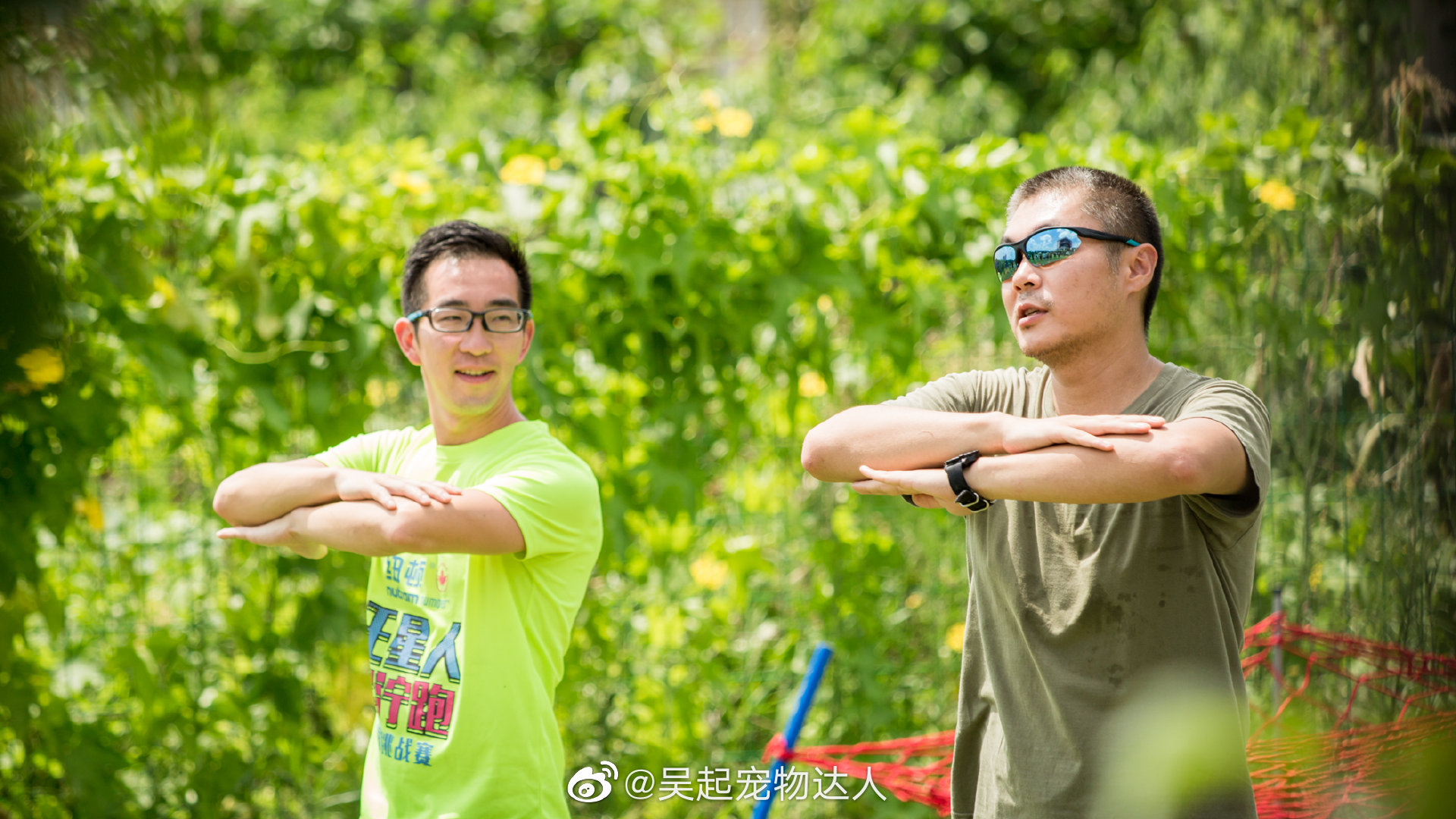 几年前专门给训犬班的学生们教了带狗匍匐前进的课程……__财经头条