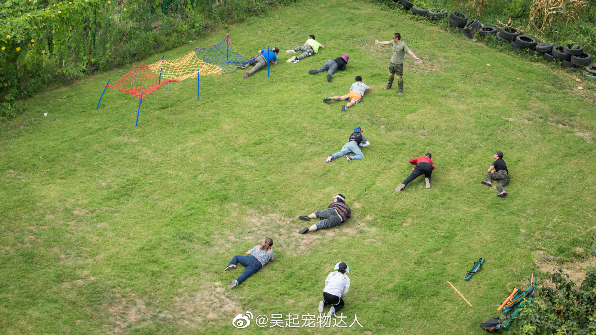 几年前专门给训犬班的学生们教了带狗匍匐前进的课程……__财经头条