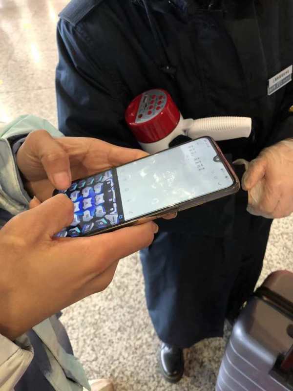 新闻记者在火车东站边采访边做了一件事|手机|新闻记者|杭州_新浪新闻