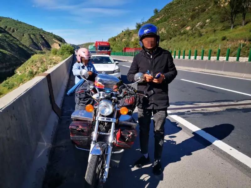 员及车辆证件现场核查后,讲解了高速公路不允许摩托车载人的法律规定