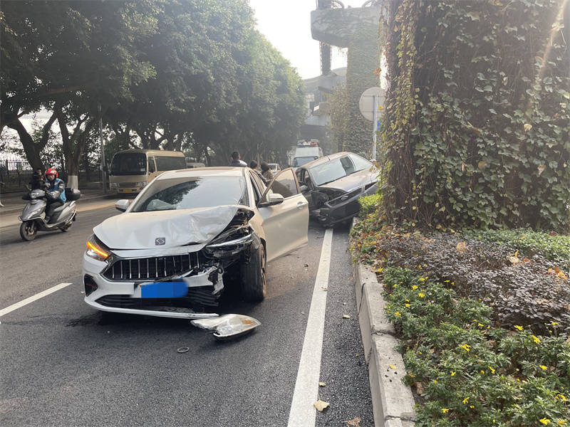 渝中区:小车掉头未注意观察 撞上直行车受损严重__财经头条