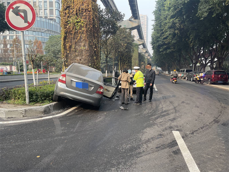 渝中区:小车掉头未注意观察 撞上直行车受损严重__财经头条