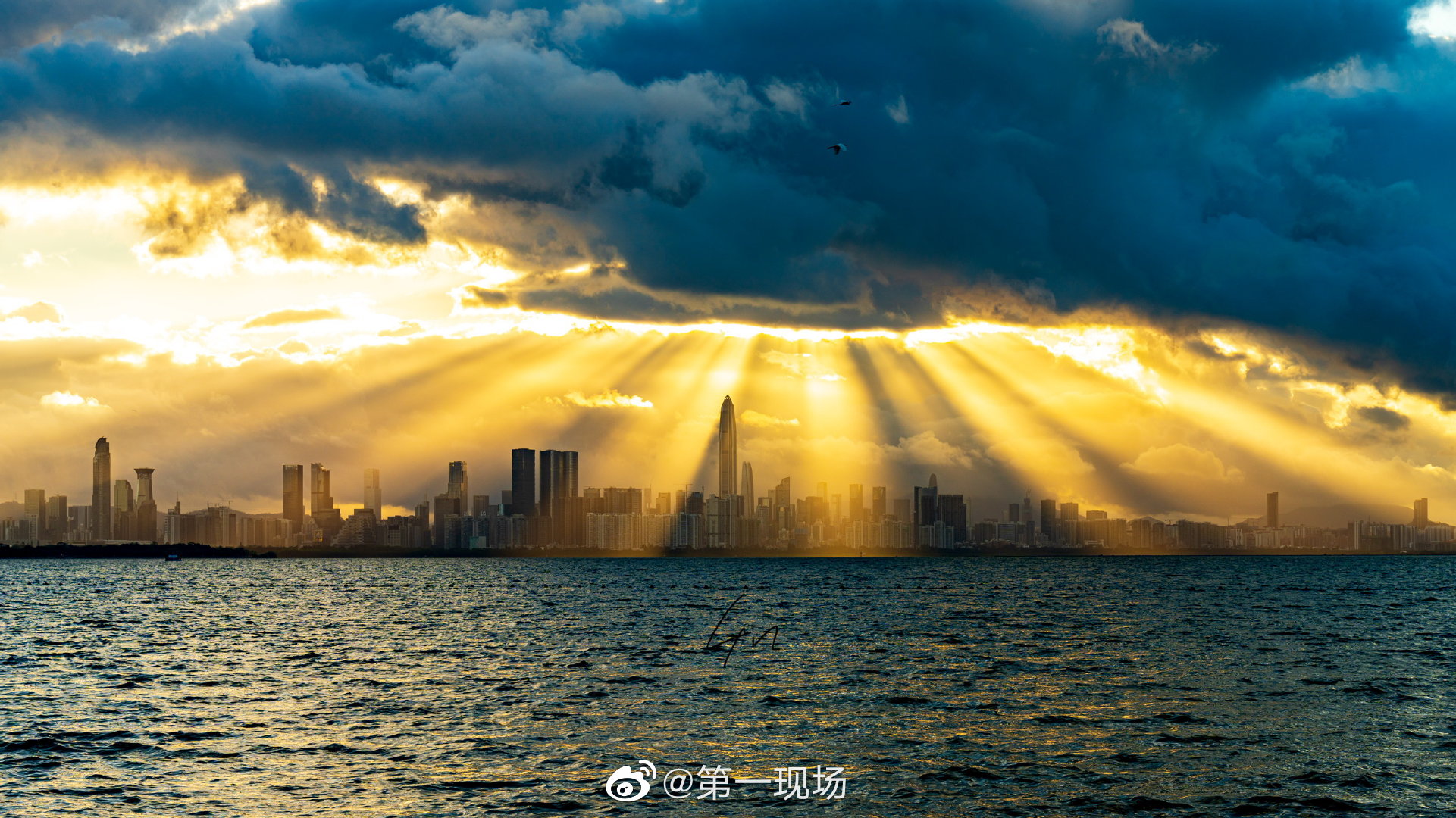 近日深圳天空出现了丁达尔现象一缕缕阳光撒向大地