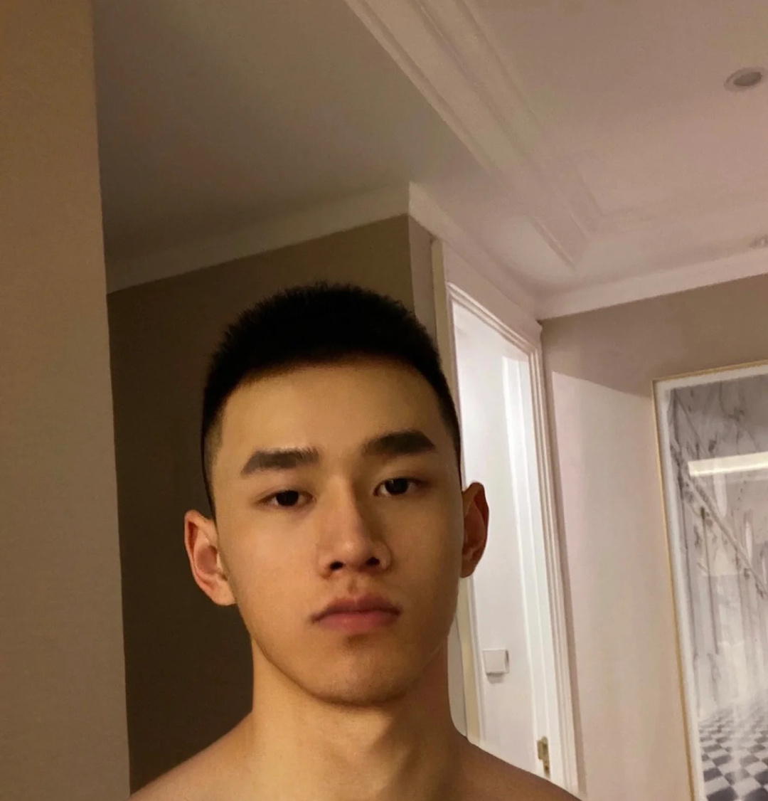 在北京的小帅哥。 这颜值秒杀百分之90的男生吧……__财经头条