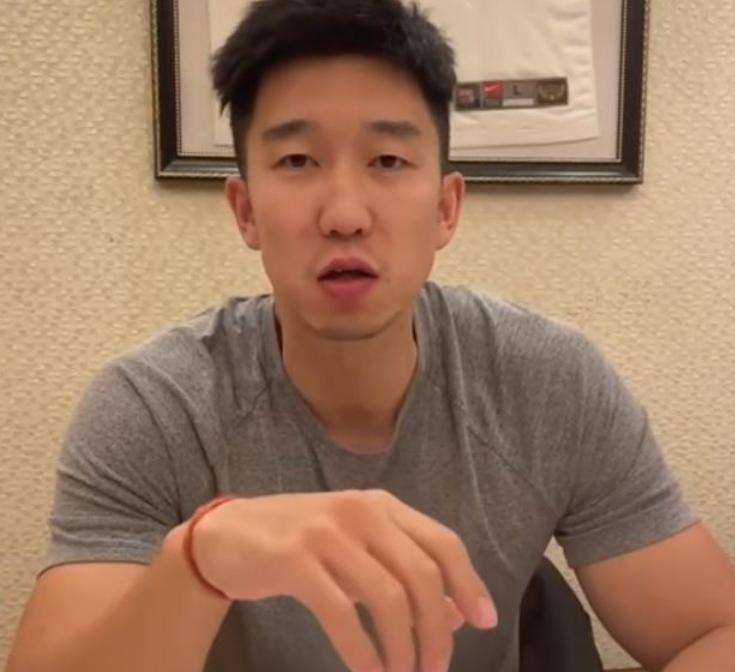 猥琐男厕所偷拍被当场抓获，男子正义出手，看到手机后更加愤怒休闲区蓝鸢梦想 - Www.slyday.coM