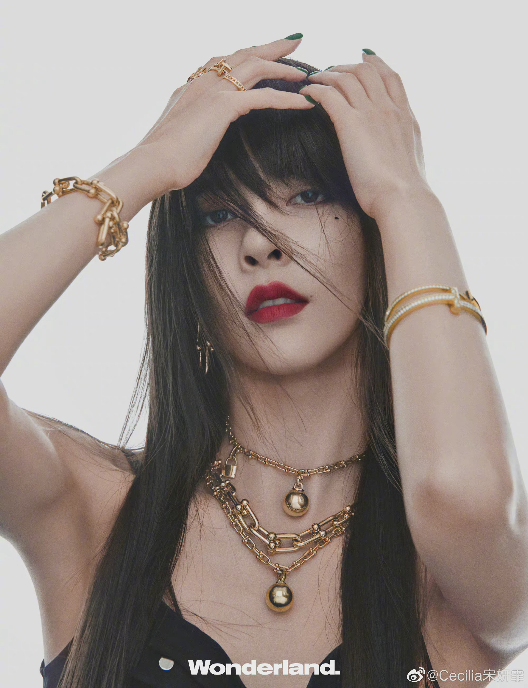 宋妍霏最新大片,齐刘海77泪痣造型,好飒啊,女团感满满,cici眼神太有