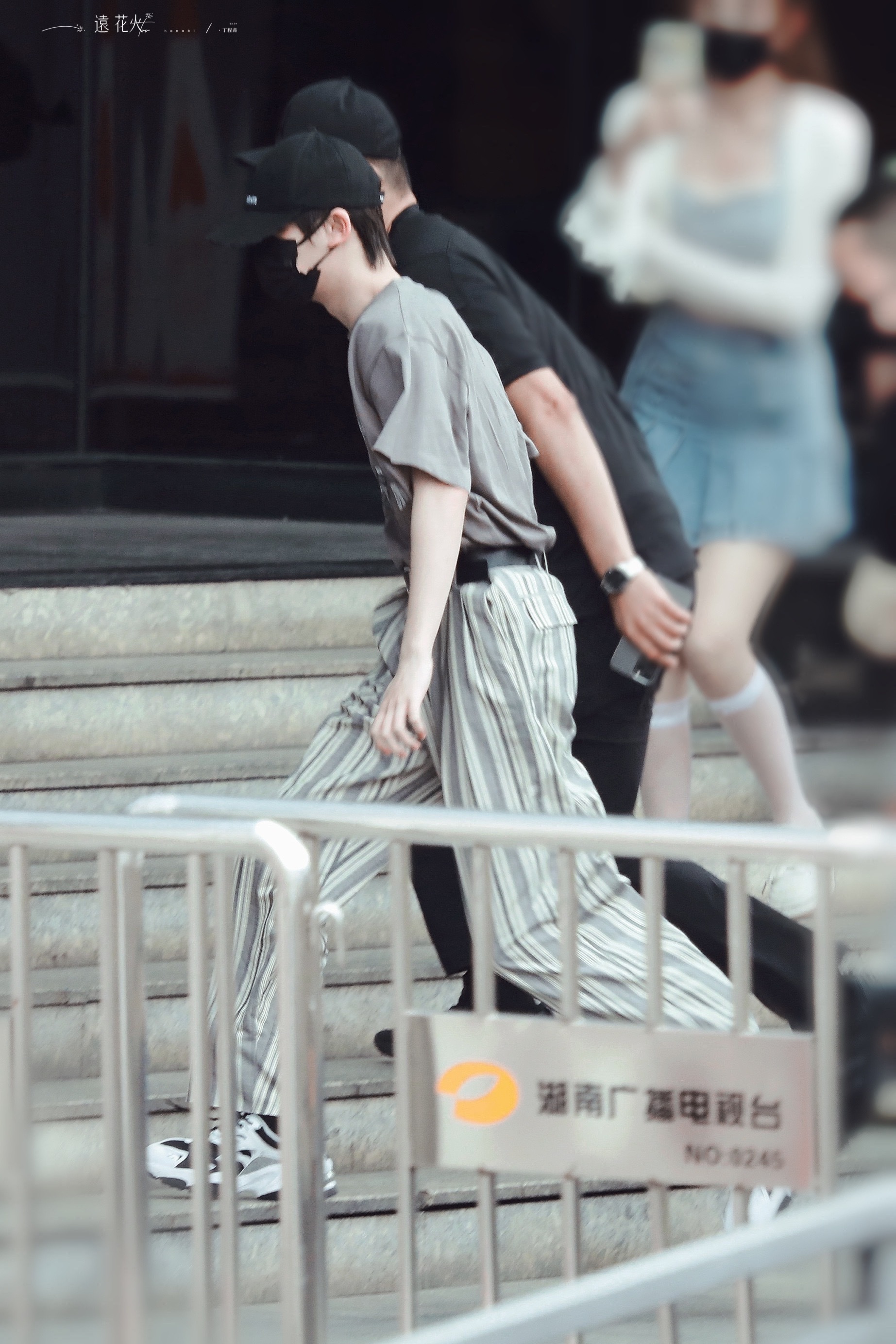 丁程鑫快乐大本营上班饭拍 灰色t恤 条纹休闲裤 ,节目录制顺利!