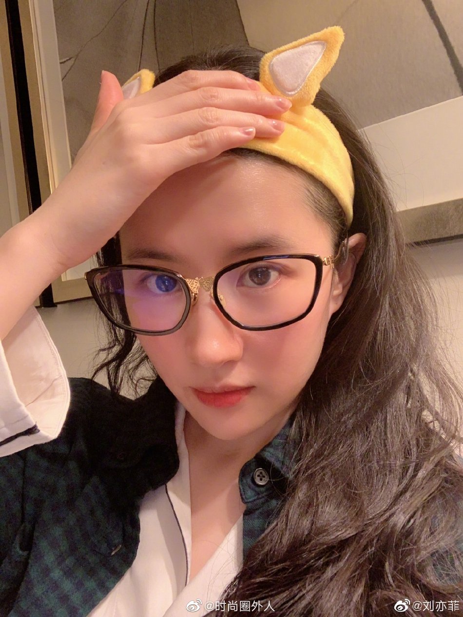 的居家素颜自拍 黑框眼镜搭配鹅黄色的卡通发带邻家女孩的感觉 的居家素颜自拍 黑框眼镜搭配鹅黄色的卡通发带邻家女孩的感觉