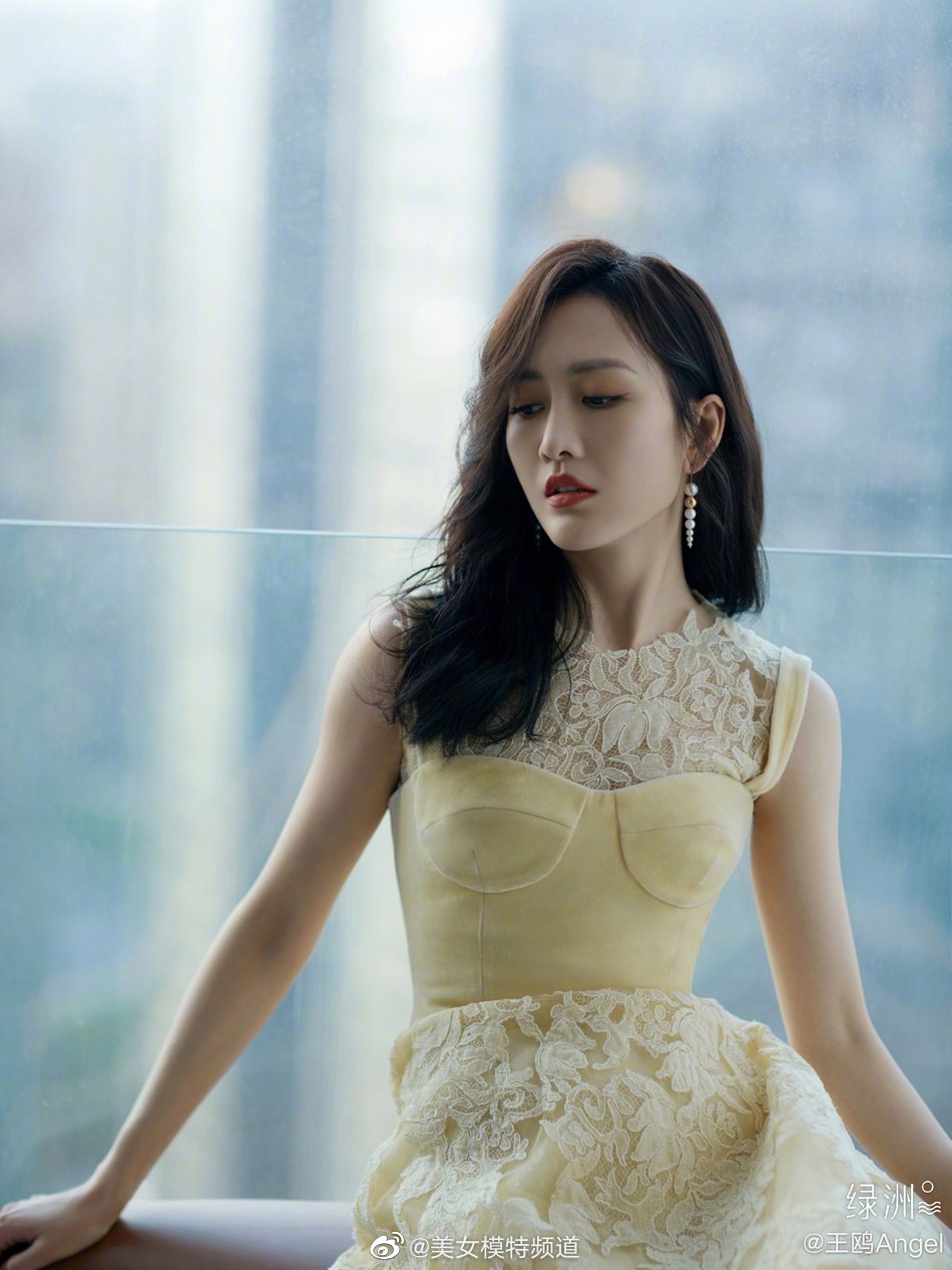 王鸥穿黄色蕾丝连衣裙温婉知性 长发披肩秀纤腰好身材