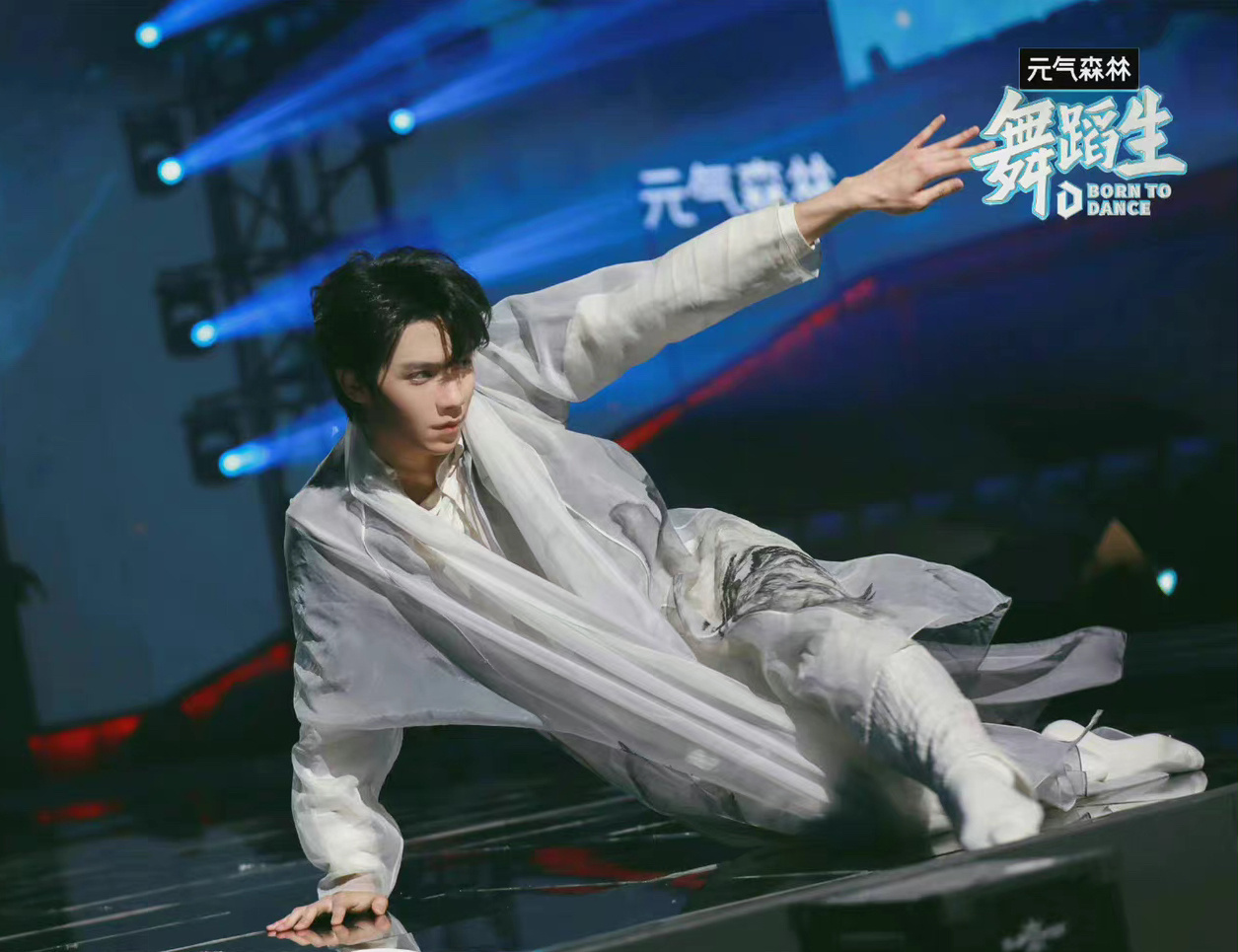 罗一舟舞蹈生舞台新剧照 墨染国风长衫尽显少年意气风发……__财经