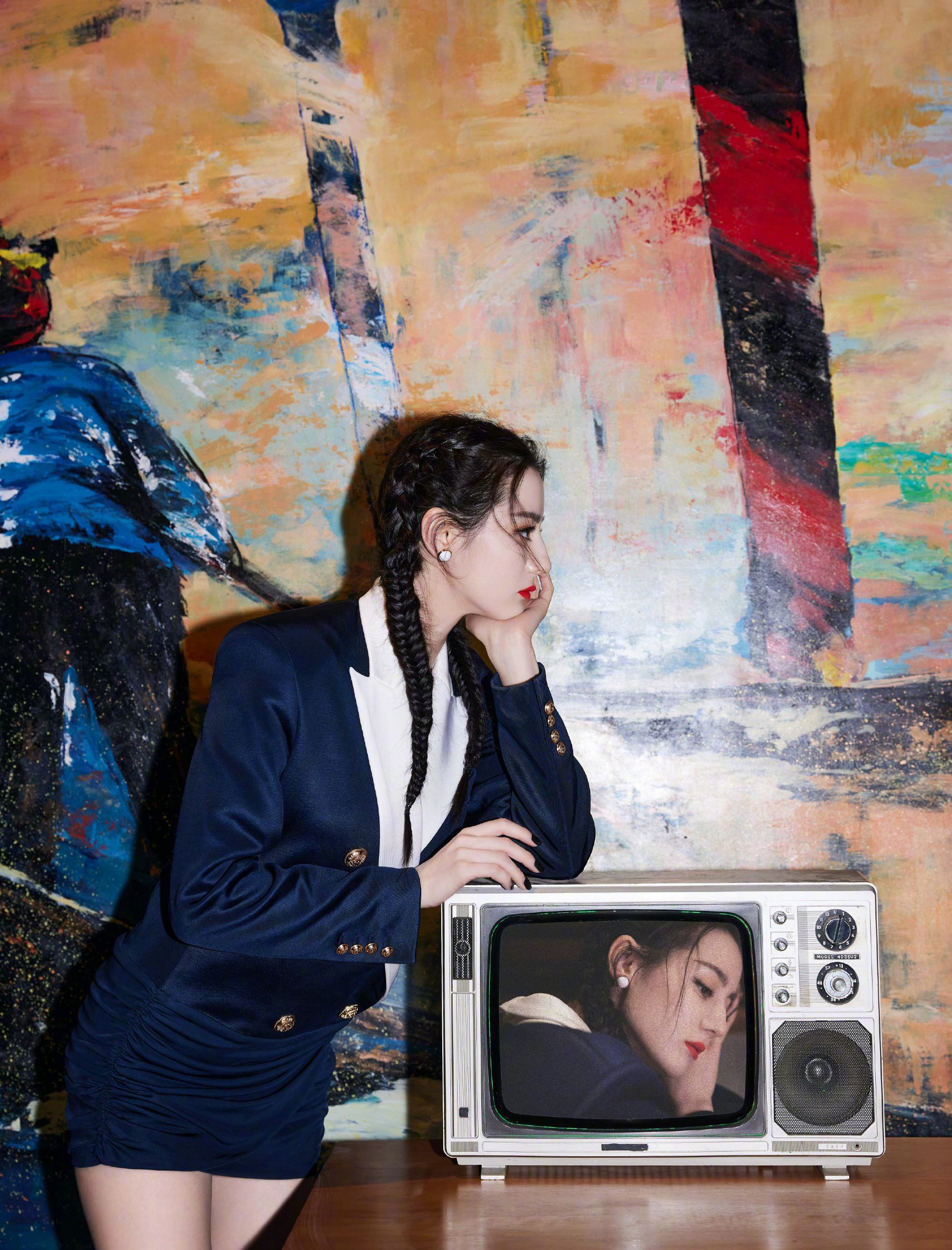 热巴扎鱼骨辫子嫩成学生!穿学院风西装甜美俏皮,素颜海报太惊艳