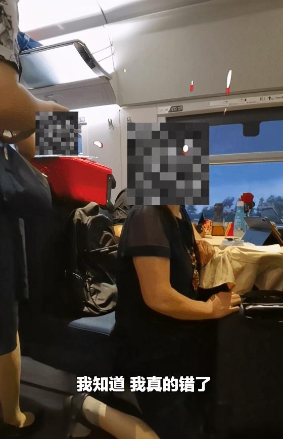 女子高铁上抽烟被发现，害怕受到处罚，竟直接对乘务员跪下求放过休闲区蓝鸢梦想 - Www.slyday.coM