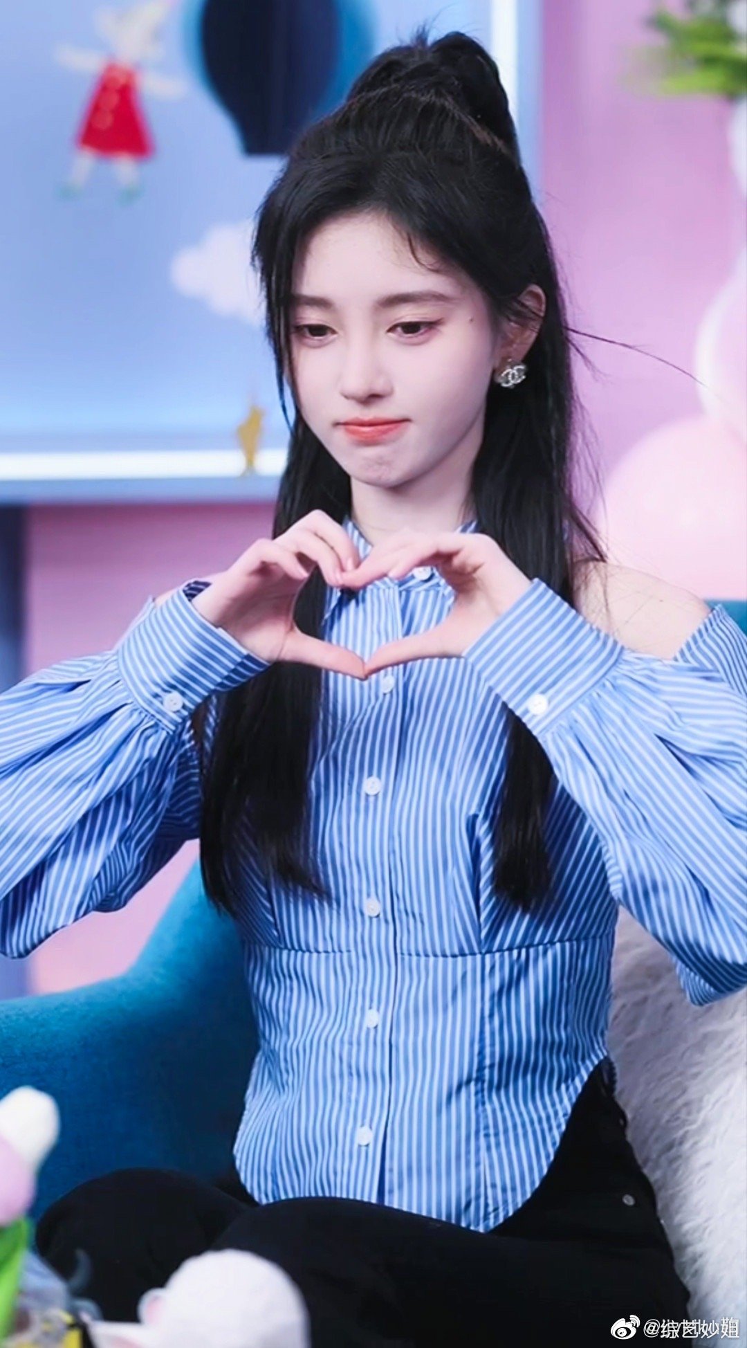 鞠婧祎今日直播造型高马尾蓝白衬衫给粉丝比心