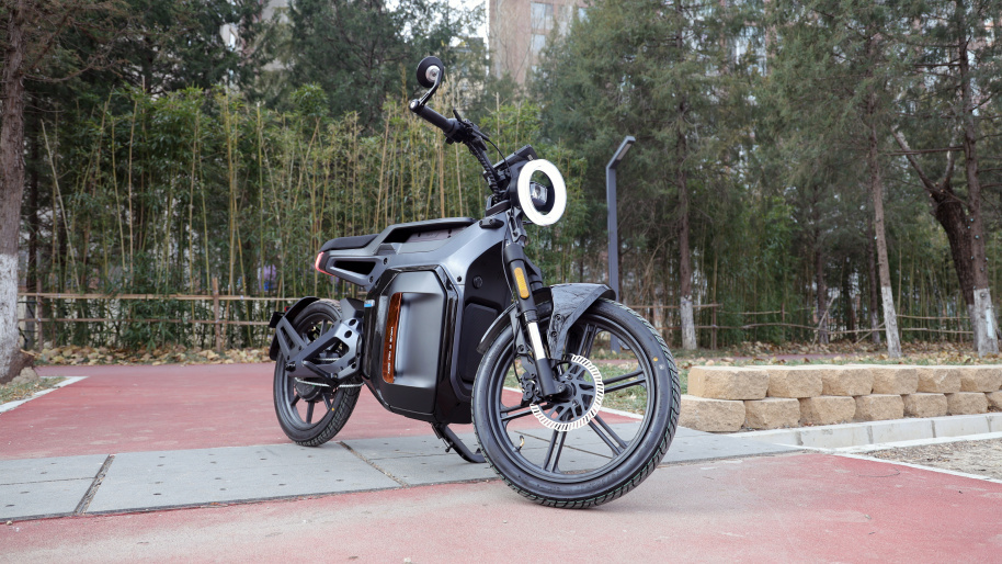 不用驾照就能骑摩托小牛sqi新国标跨骑电动车体验