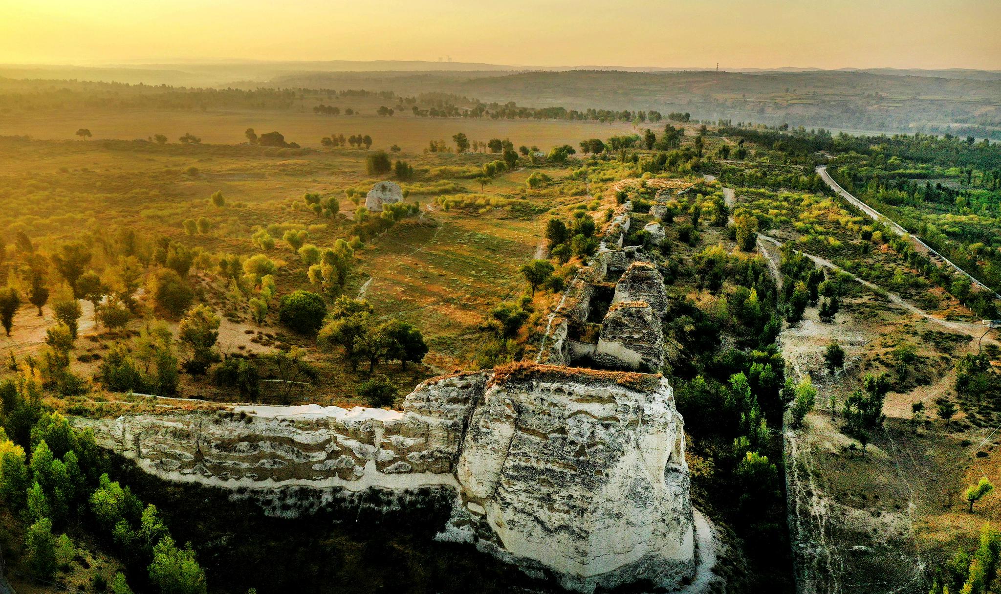 正文  匈奴都城遗址统万城位于陕西省榆林市靖边县境内,受恶劣生态