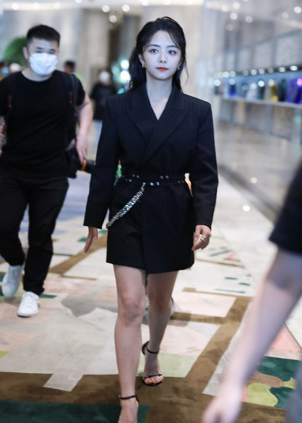 谭松韵学00后冬天露腿穿西装玩下衣失踪秀出的腿过于真实