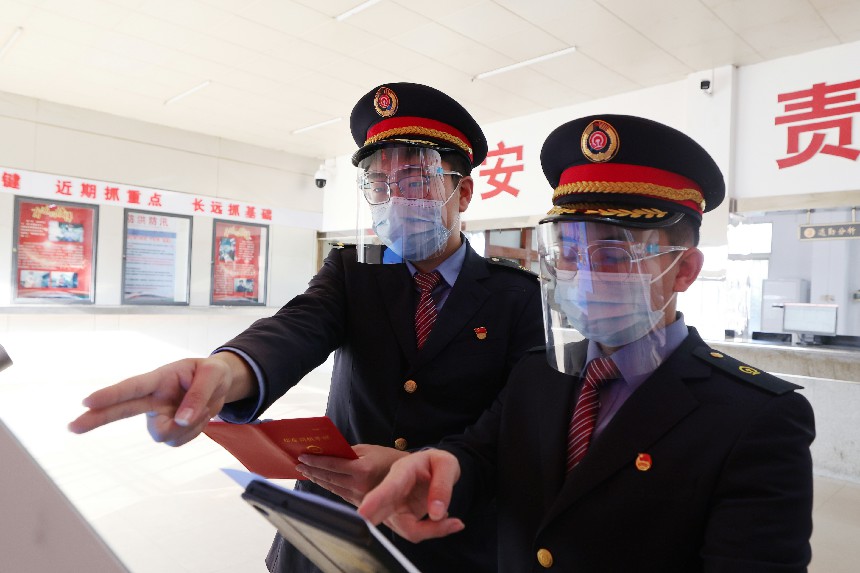 2.鹰潭机务段机车乘务员出勤核对运行揭示.