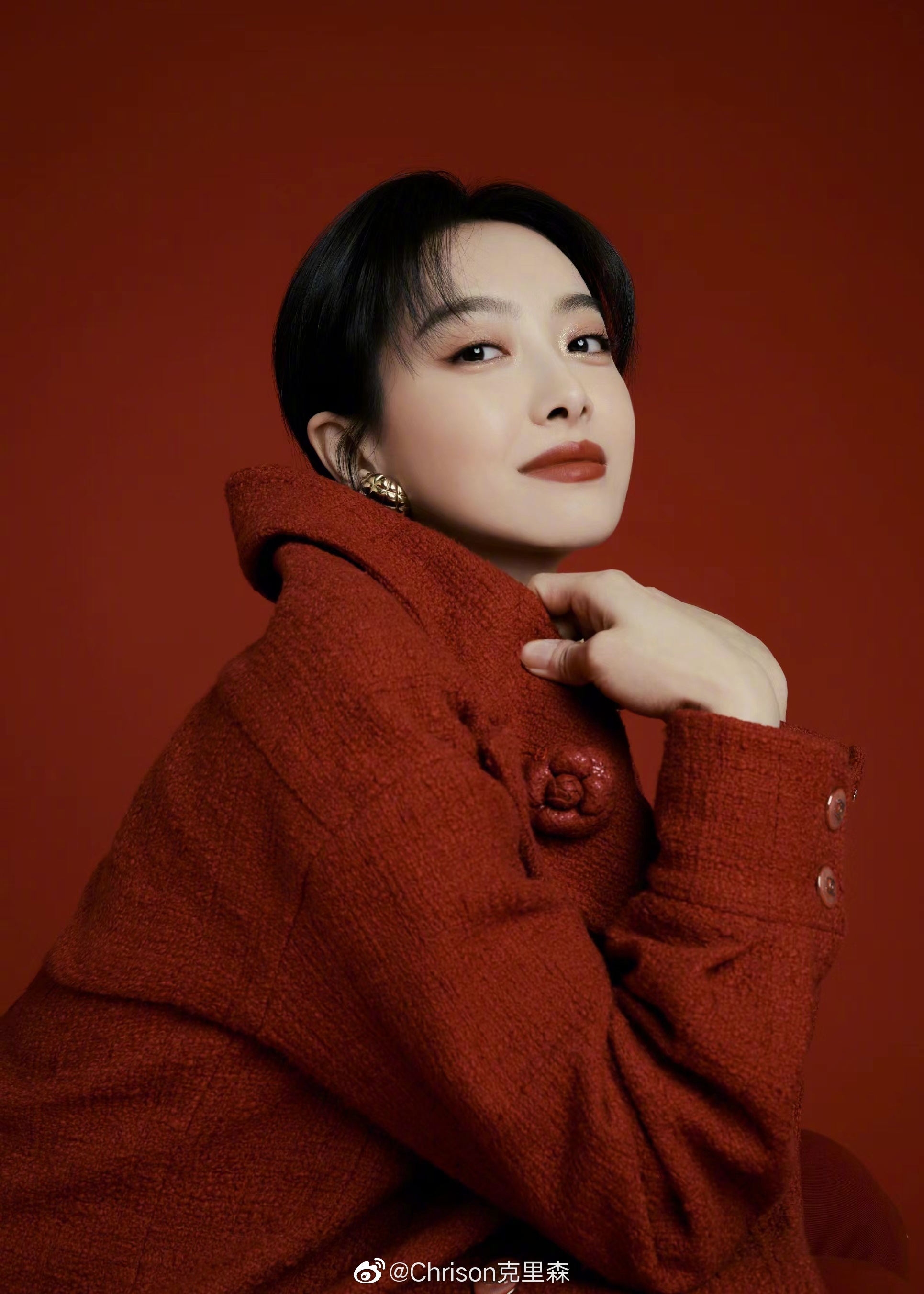 宋茜春晚预告照曝光香奈儿正红色斜纹软呢外套