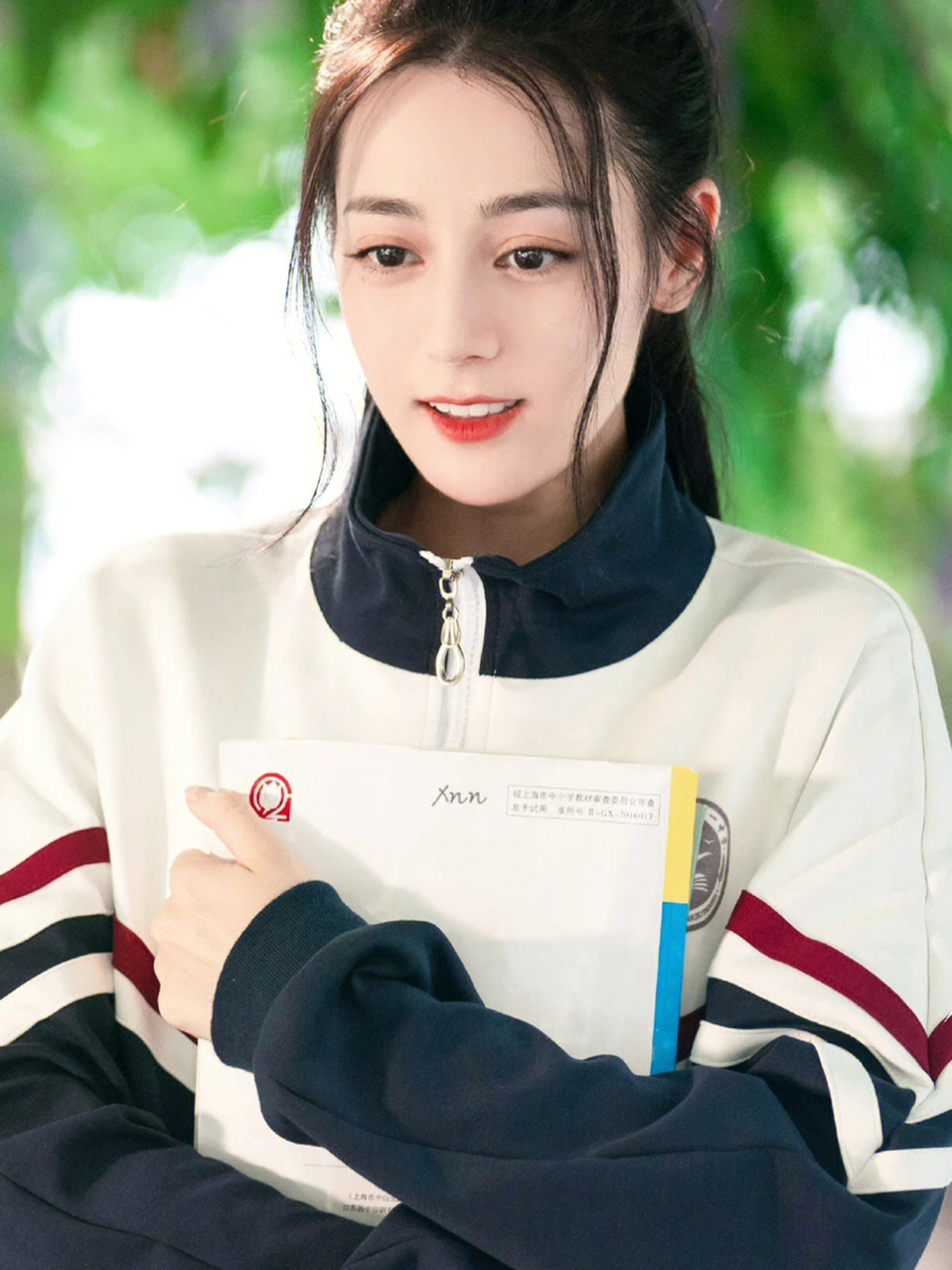 如果我的学生时代能够遇到像迪丽热巴穿校服都这么好看的美女