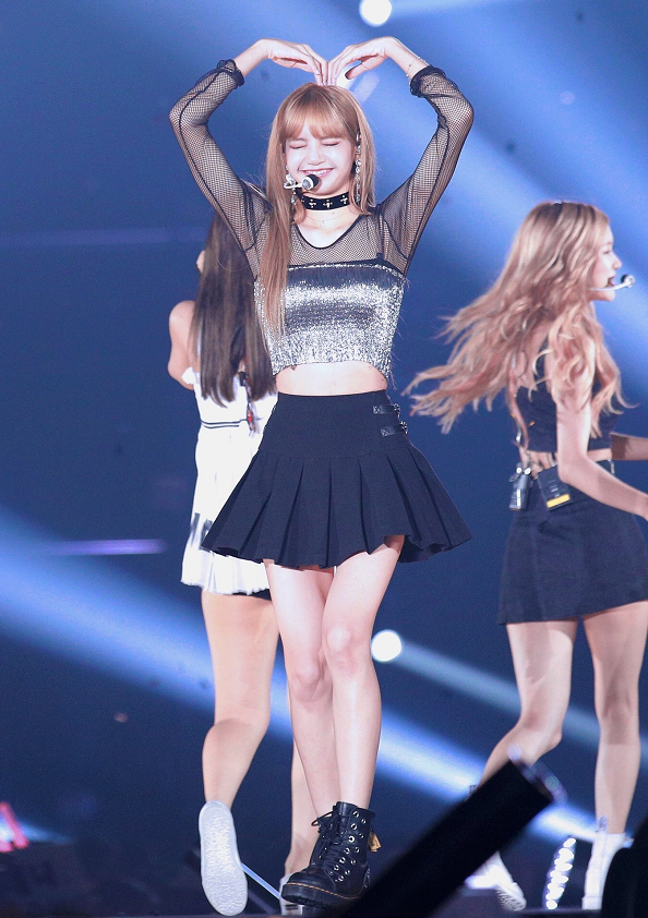 lisa才是南韩第一腿精!穿短裙凹出大长腿,比例说不妒忌是假的