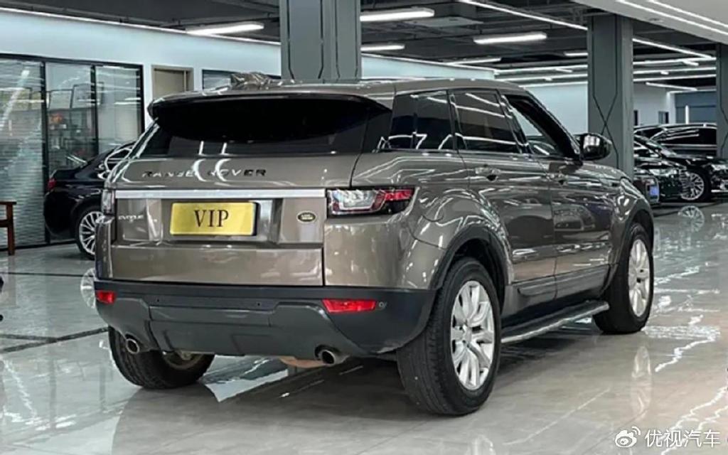 落地差不多43万的路虎揽胜极光车型,现在它的二手车价格可是仅需9