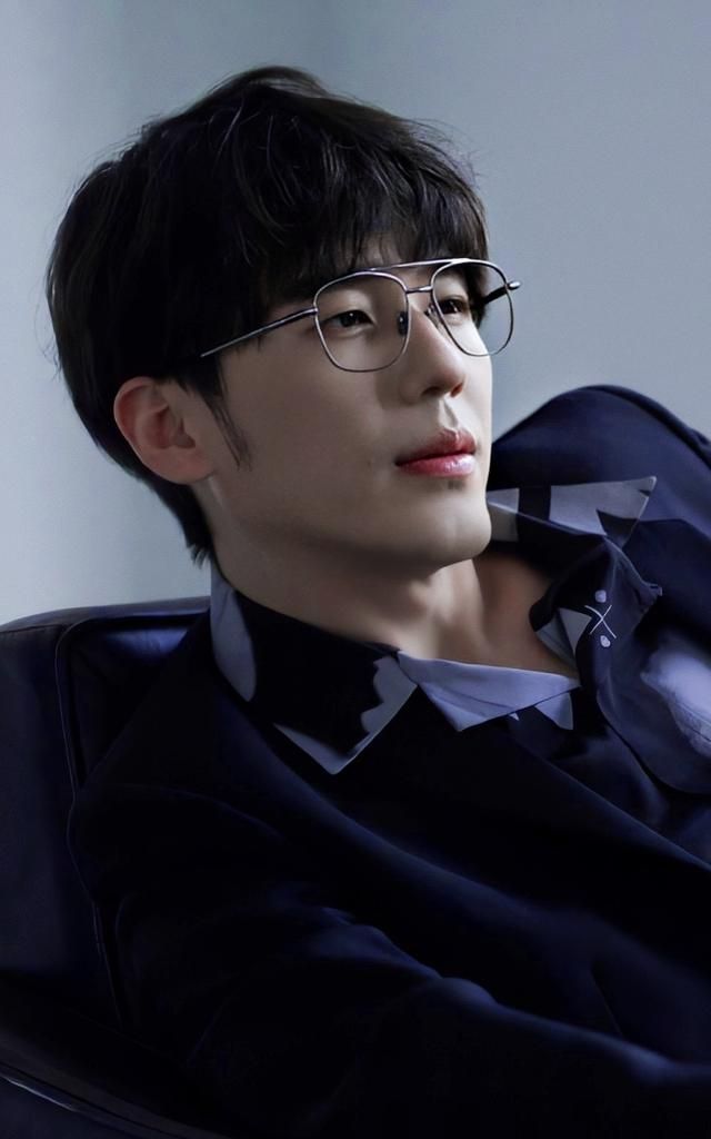 男星配眼镜,斯文一百分!