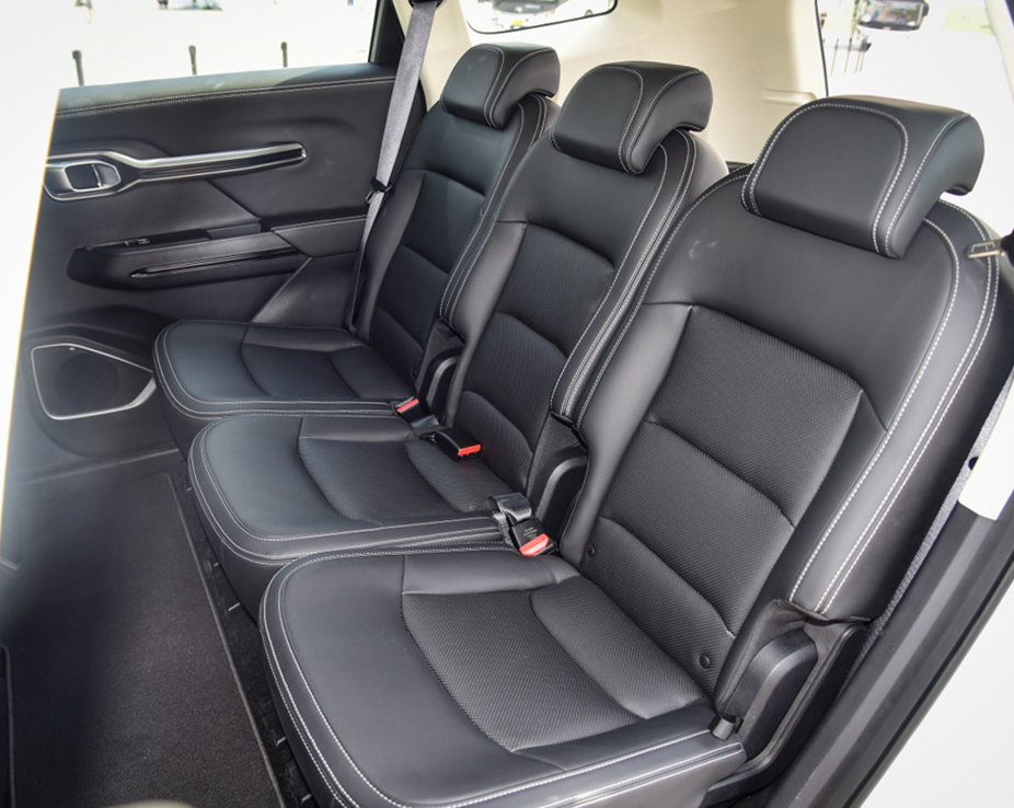 而第三排虽然稍显逊色,但实际体验并没有小板凳的感觉,对付日常出行没