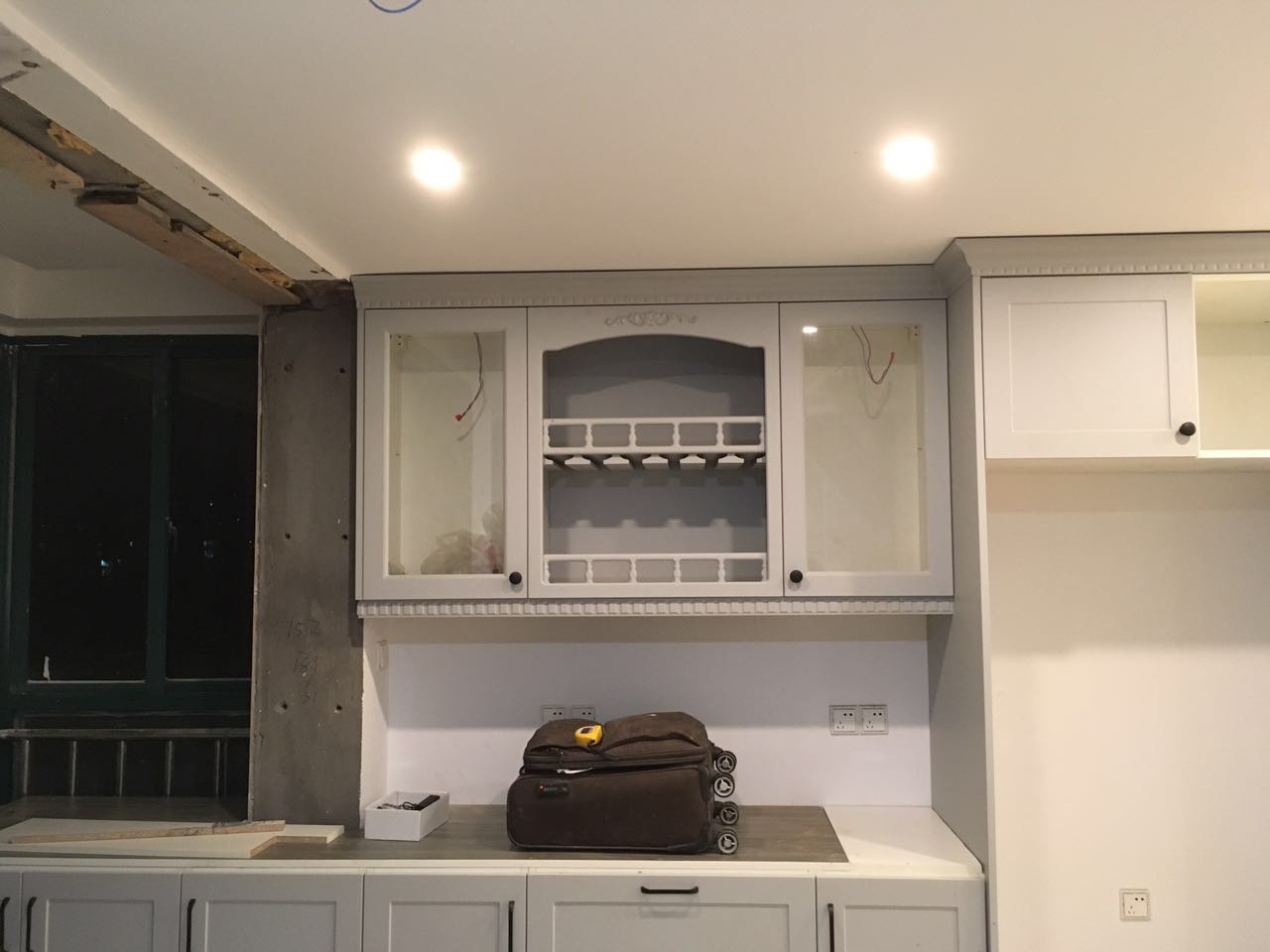 徐小姐家的橱柜正在安装中 整体厨房设计中 除了注意整体照明外