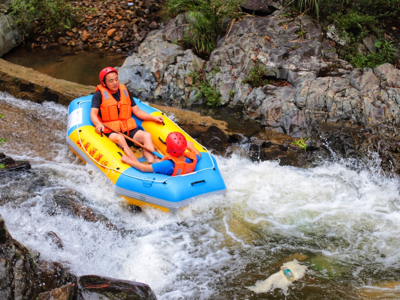 实拍安徽天柱山下顶级漂流,2个小时的自然搏击,全是女人尖叫声